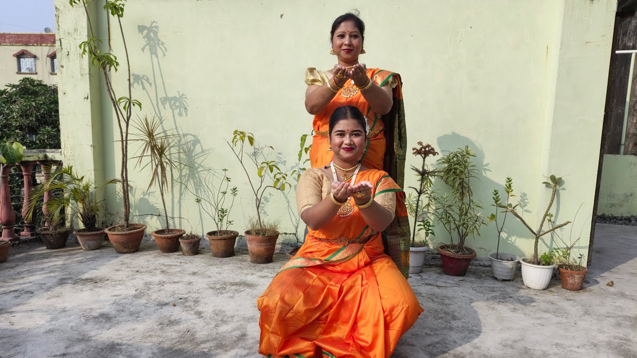 Sukh Karta Dukh Harta 🙏| Ganesh Vandana 🙏 | New Year Special | Rahul Vaidya | Mother & Daughter duo 