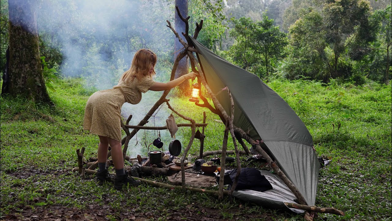 Solo Bushcraft Camp – The Girl Builds a Cozy, Warm Survival Shelter in the Jungle