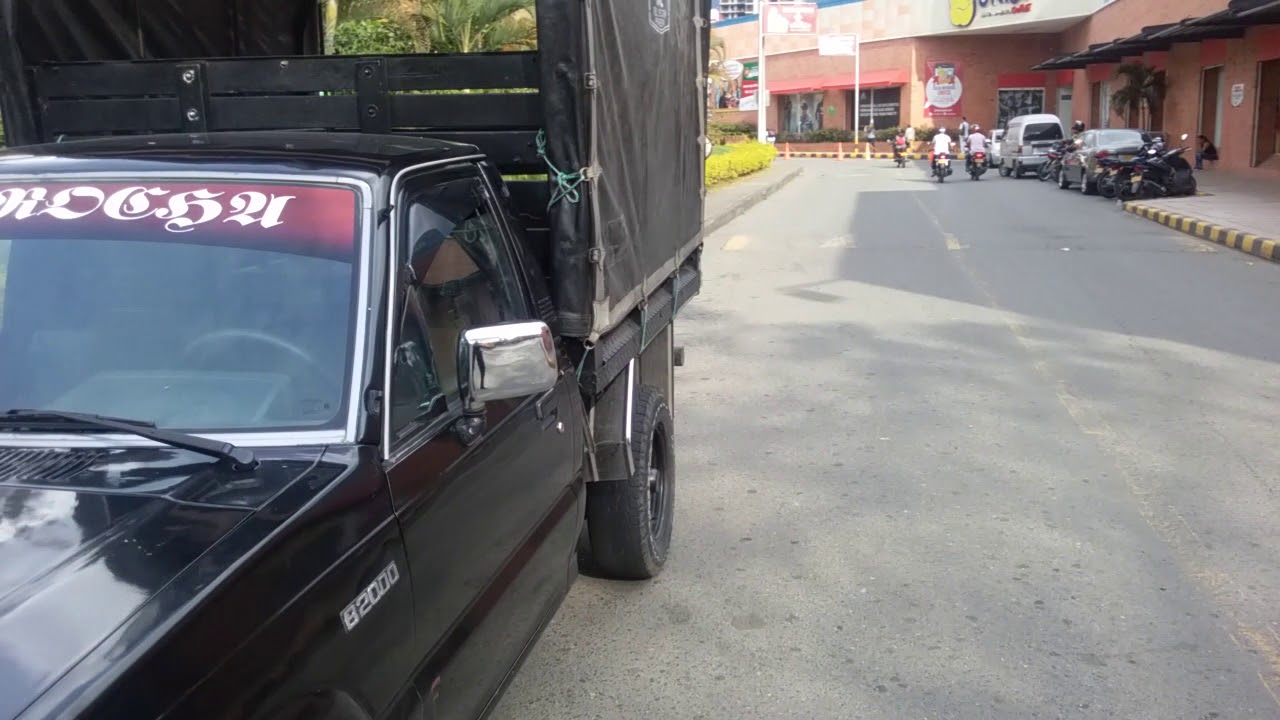 Vehiculo con defensas rigidas y mal estacionado