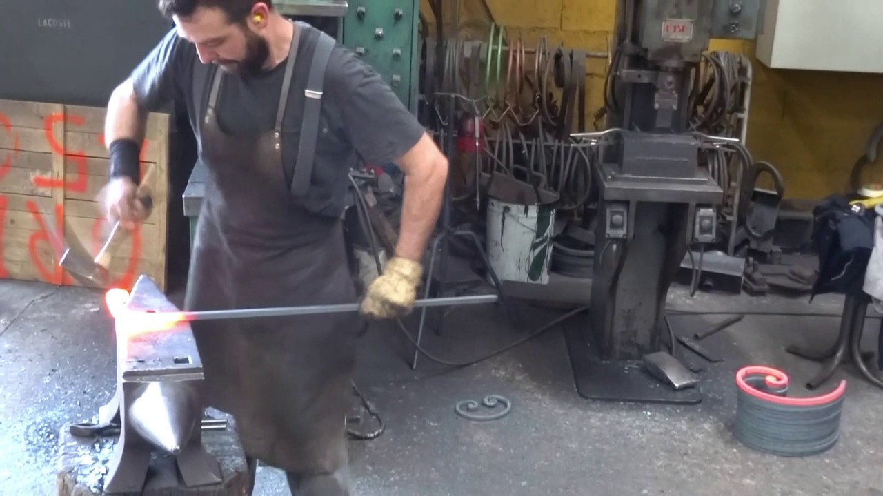 Forgeage de la volute sur faux rouleau   Ets LACOSTE   Excideuil   Dordogne