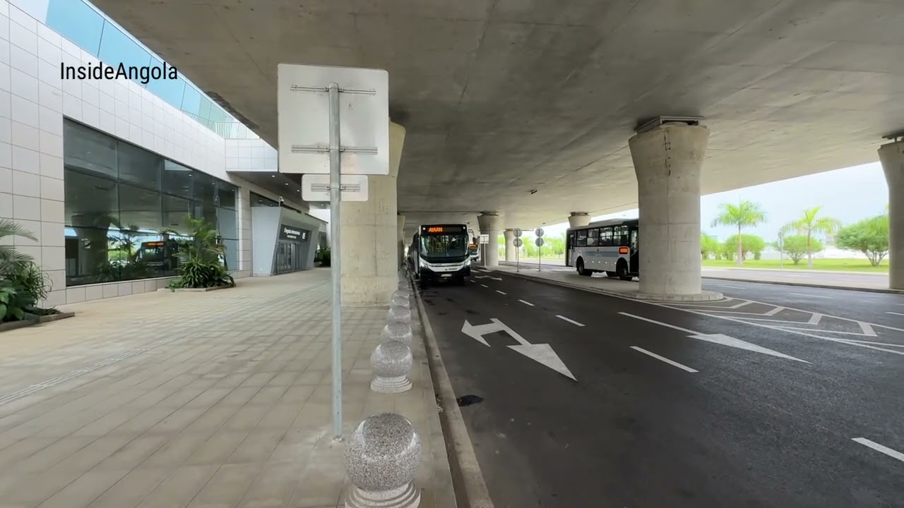 “En route” ao Aeroporto Internacional Dr. Antônio Agostinho Neto.