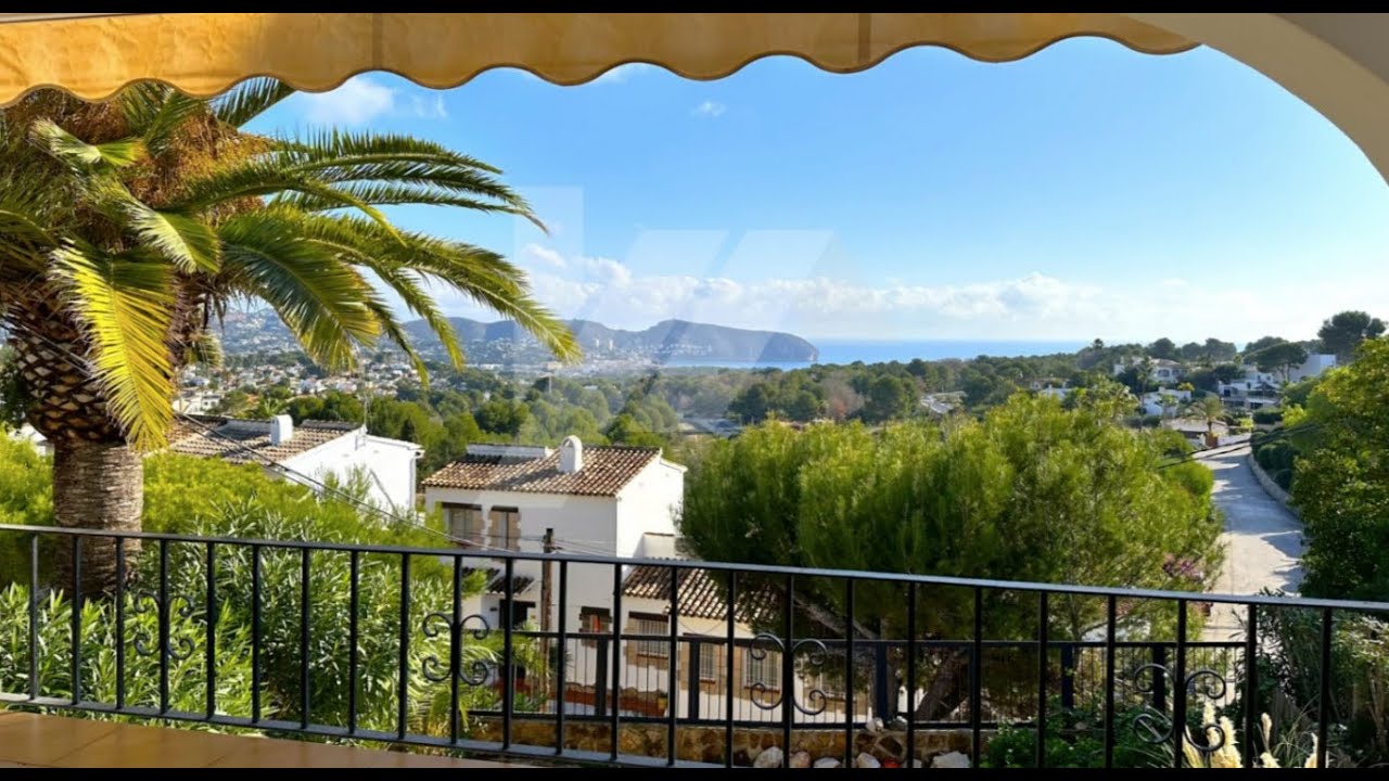 Bungalow for sale in Moraira with sea views, Costa Blanca.