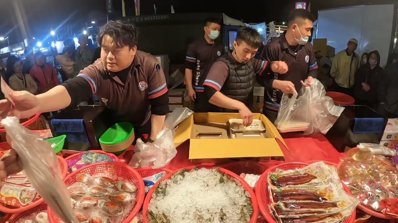 15  唰嘴的毛豆，拆開就可以直接吃~一次多包回家慢慢享用 #嘉義趙又廷 #全晟海產 #週六斗南夜市 #海鮮拍賣 #海鮮叫賣