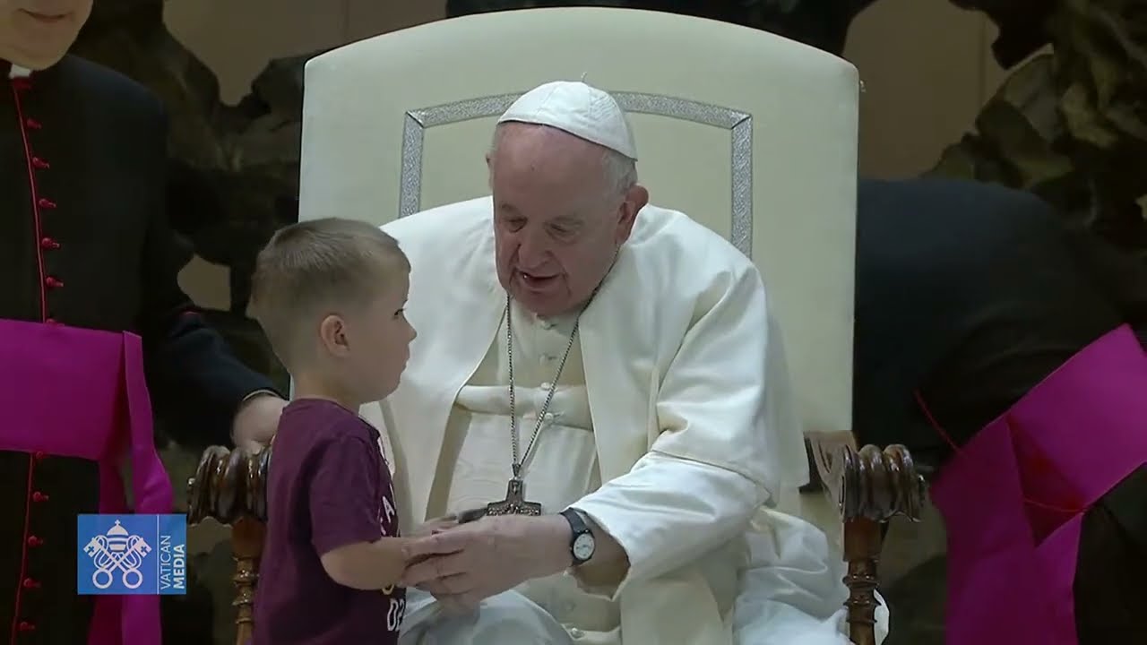UN BAMBINO SI  AVVICINA A PAPA FRANCESCO, CHE BELLO!