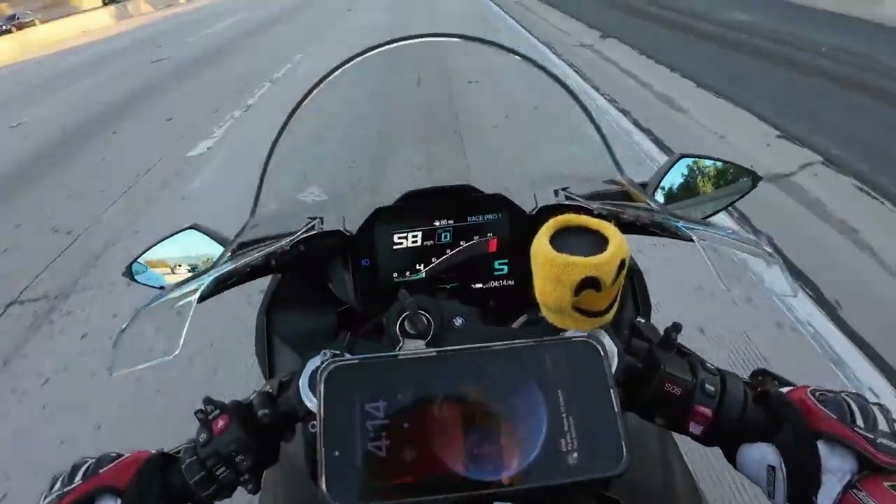 Tight squeeze but got it through with the 2025 #BMW  #1000rr #filtering #tightspaces #losangeles 