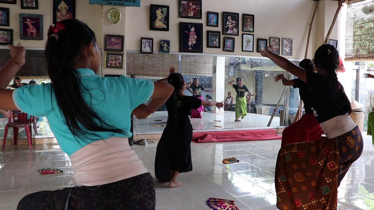 Belajar Tari Bali: Taruna Jaya dari belakang