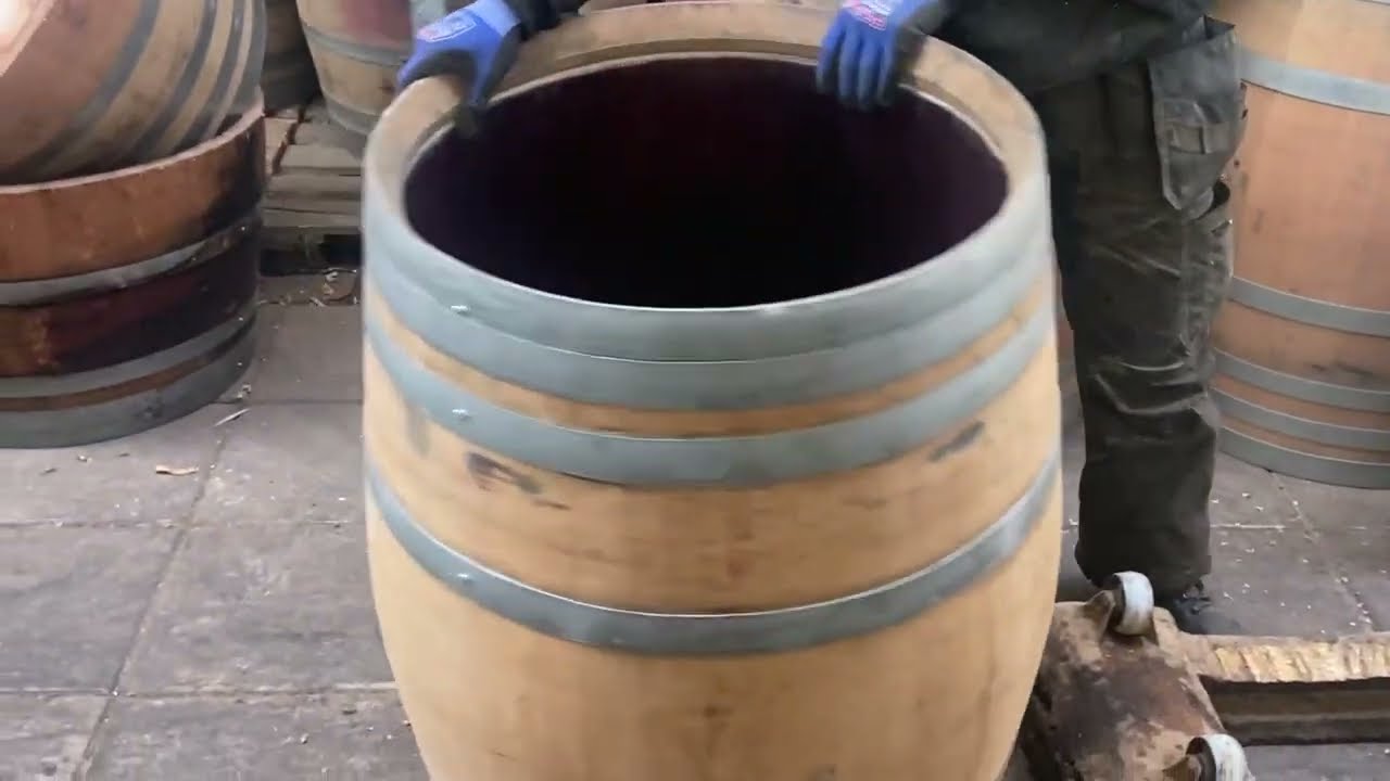 Het inzetten van een messing kraan in een 225 liter wijnvat regenton - Tas Boomkwekerij