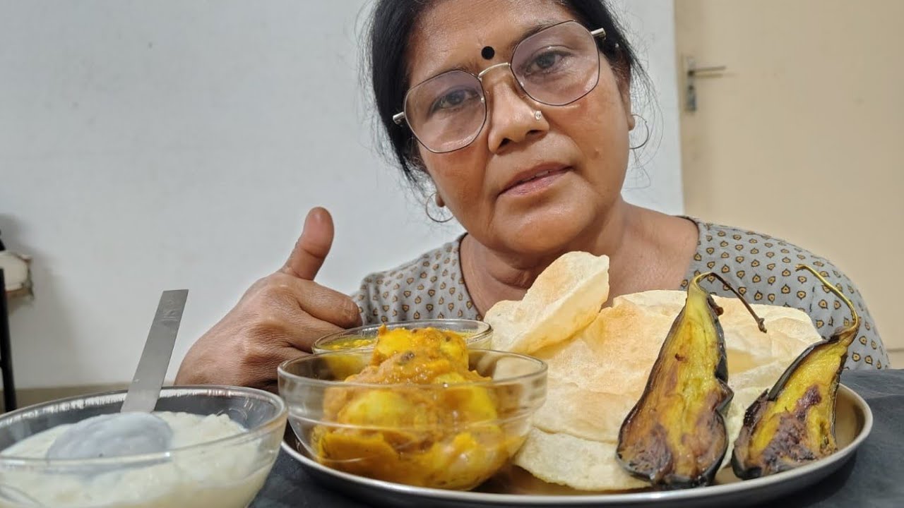 BIGBITES, EATING LUCHI, CHOLAR DAL, DUM ALU, BEGUN BHAJA, PAYESH ||