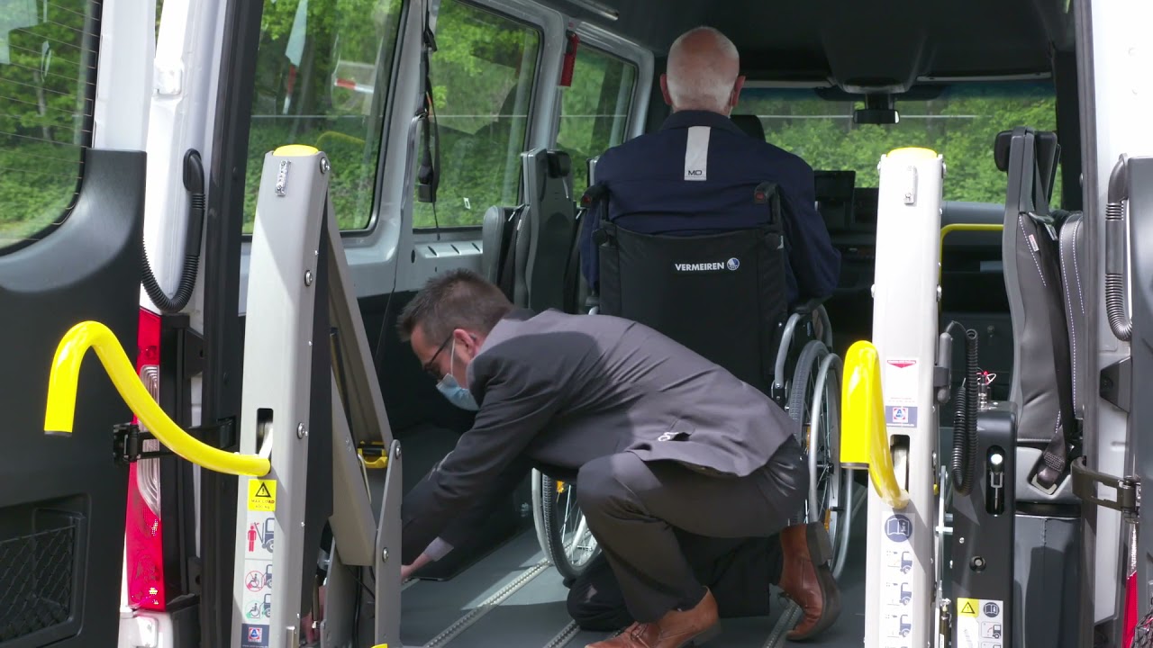 3B. Veilig Vervoer Rolstoelinzittenden in de Taxi | Rolstoel vastzetten (goed)