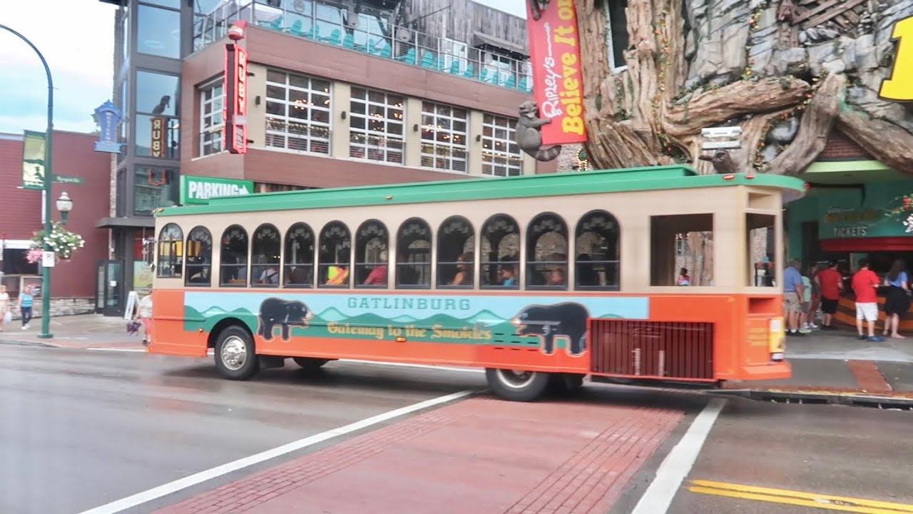 Walking Tour of Gatlinburg Tennessee In Summer 2022 - Closed Attractions / Some Secrets & What’s New
