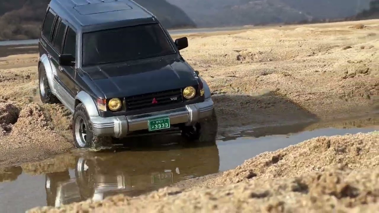 rc car/ Mitsubishi Pajero 1996 scale off road run / pajero 4x4 rc sand riverside
