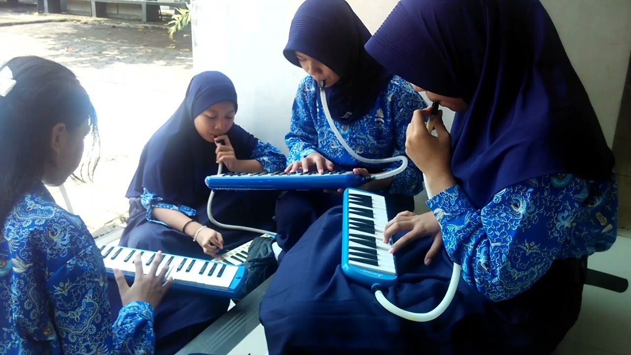 Permainan Kelompok Pianika Siswa SMP yang Keren dengan Membawakan Nada Ambilkan Bulan Bu