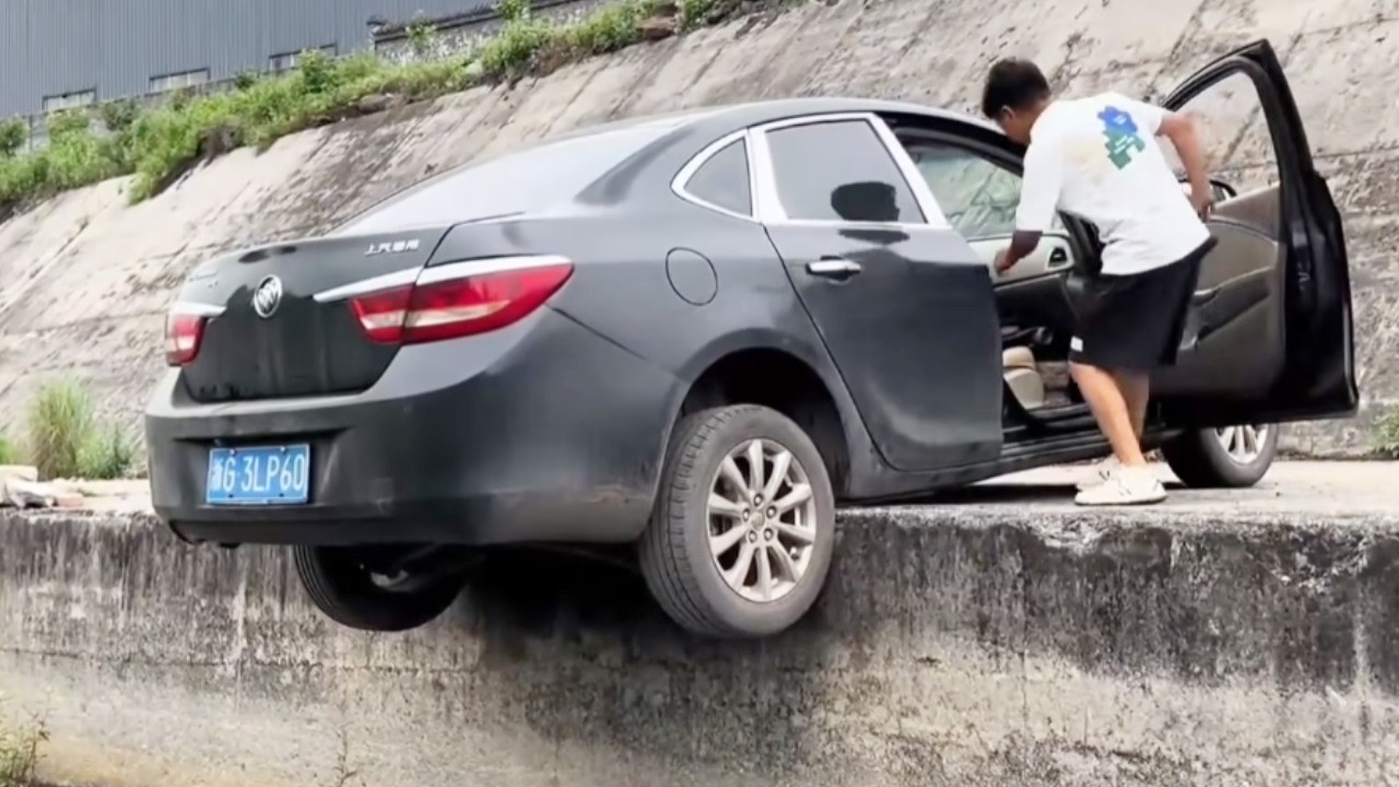 A Car Fell Off A Curb, But An Experienced Driver Solved The Problem With One Simple Trick.