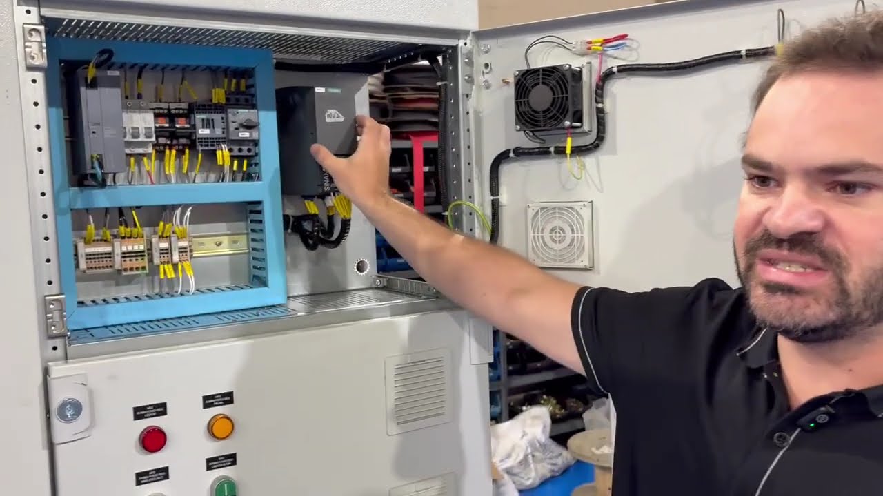 Mostrando um CCM Siemens Sivacon montado pela MX Soluções e engenharia em parceiria com a Siemens.