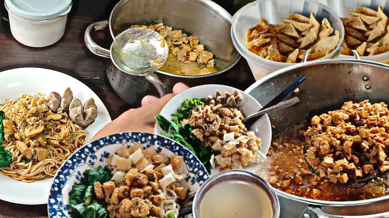 Mie Ayam Terenak Dengan Citarasa Rempah Kari Yang Unik ! Mie Ayam Goreng Chili Oilnya Juara Banget