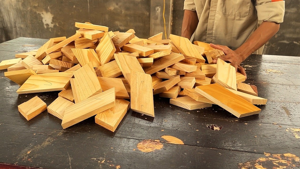 You Won&rsquo;t Believe : This Wood and Epoxy Table Built From Waste Scraps