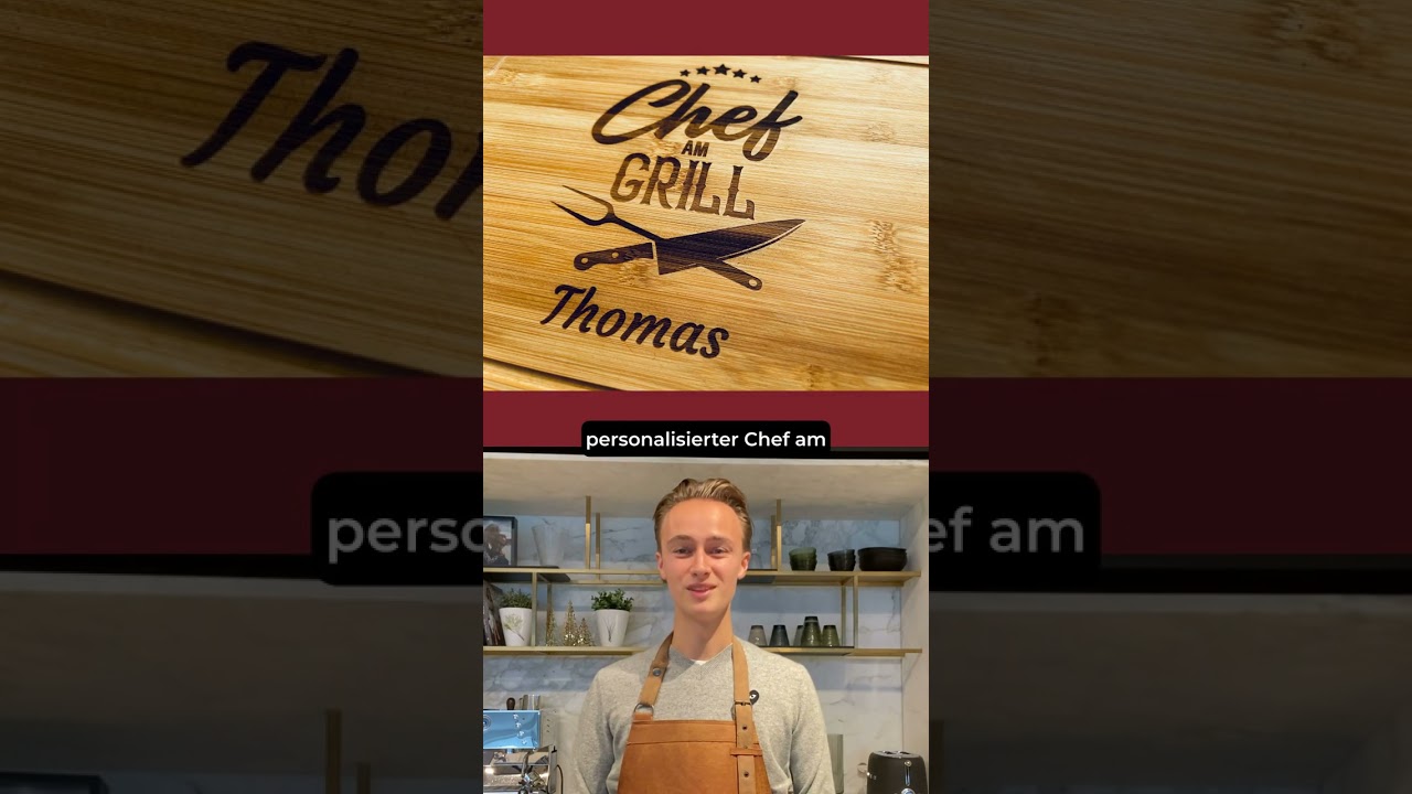 Hey Grillfans! Schneidebrett mit Metallgriff und Saftrille aus Bambus - Motiv Chef am Grill und dein