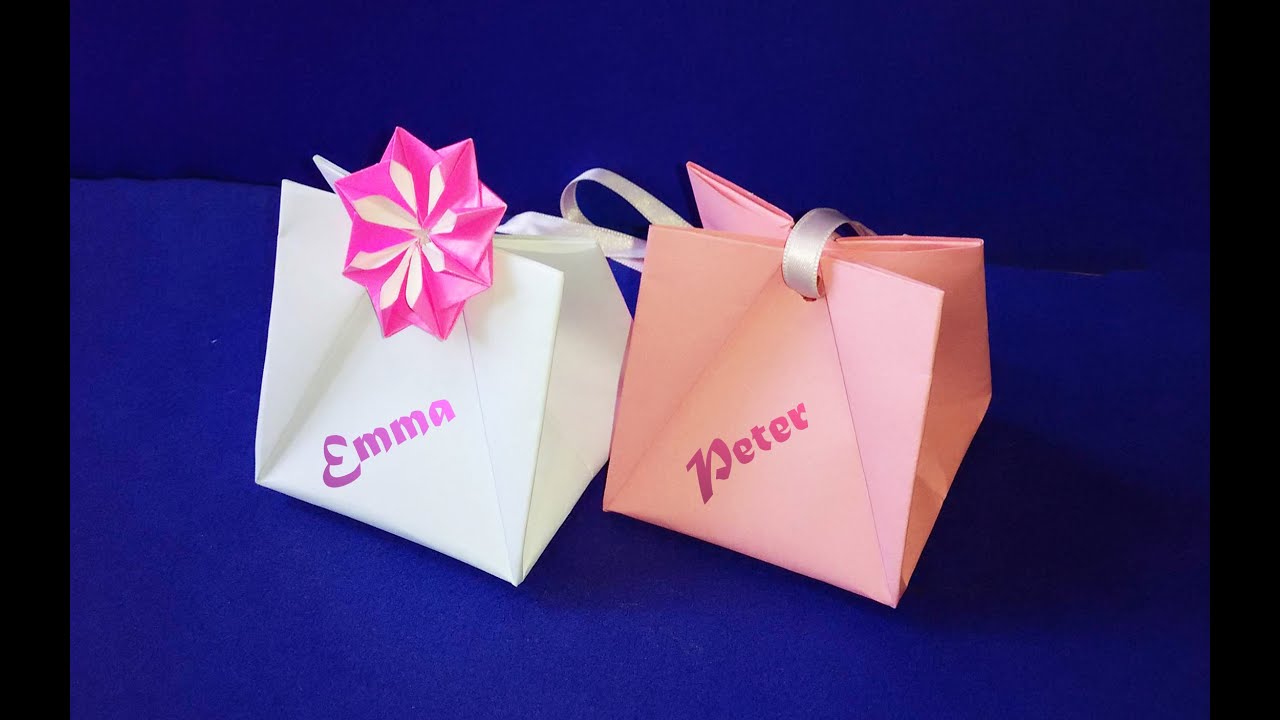 Gift Bag with Handles.  Easy to do.  Gift Wrap Ideas for Valentine's day