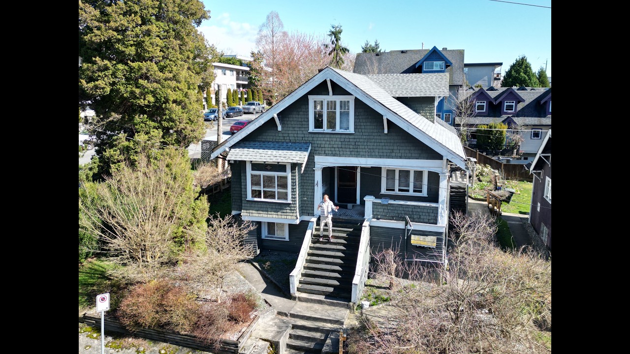 $3,500 | 306 Esmond st. (Burnaby) | 3BD/2BA + 2 living rooms LARGE MAIN FLOOR