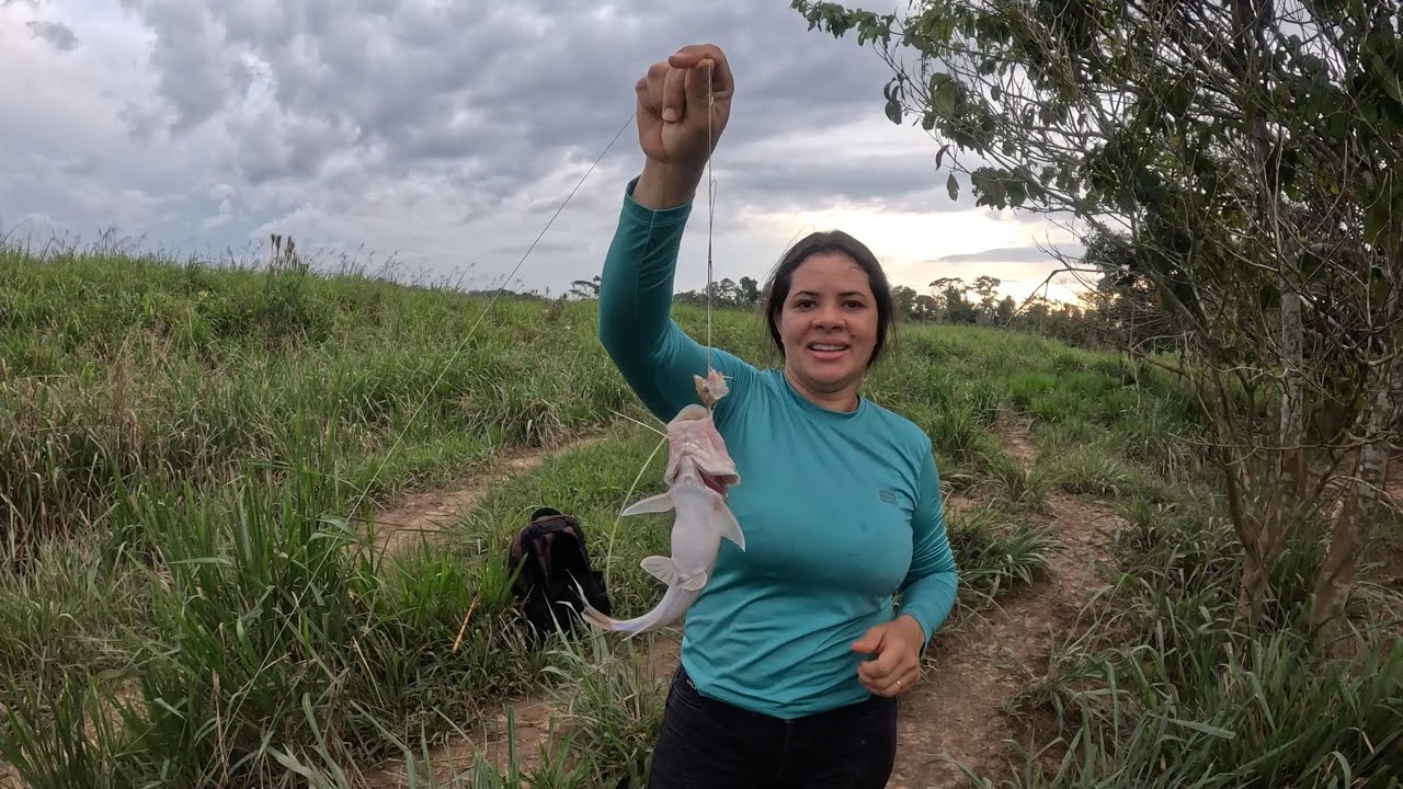 PESCARIA NO CORGO DEU MUITO TRABALHO MAIS CONSEGUIMOS PEGA ALGUNS E FRITAMOS NO FOGÃO A LENHA
