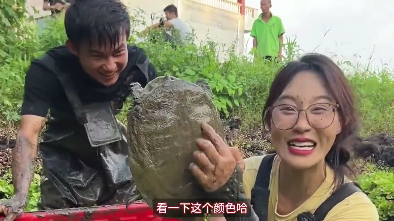 花100块包下六年没干的荒塘，开塘那一刻我彻底震惊了！