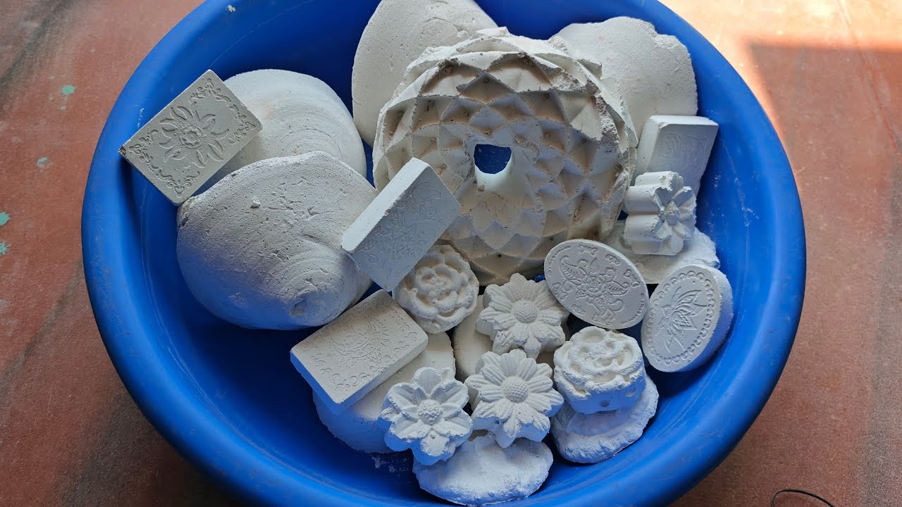 Bombastic dusty softy Gymchalk crumbl in tub Dry #purecement #clay #gymchalk #asmrsounds #dusty#mud 