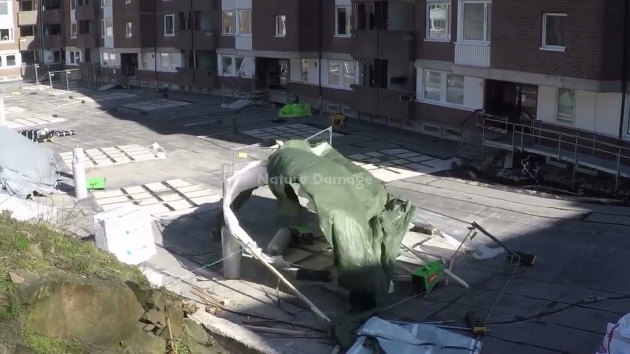 Хаос в Швеции и Норвегии сегодня! Ураган &laquo;Дэйв&raquo; разрушил множество домов и автомобилей в Ирландии.