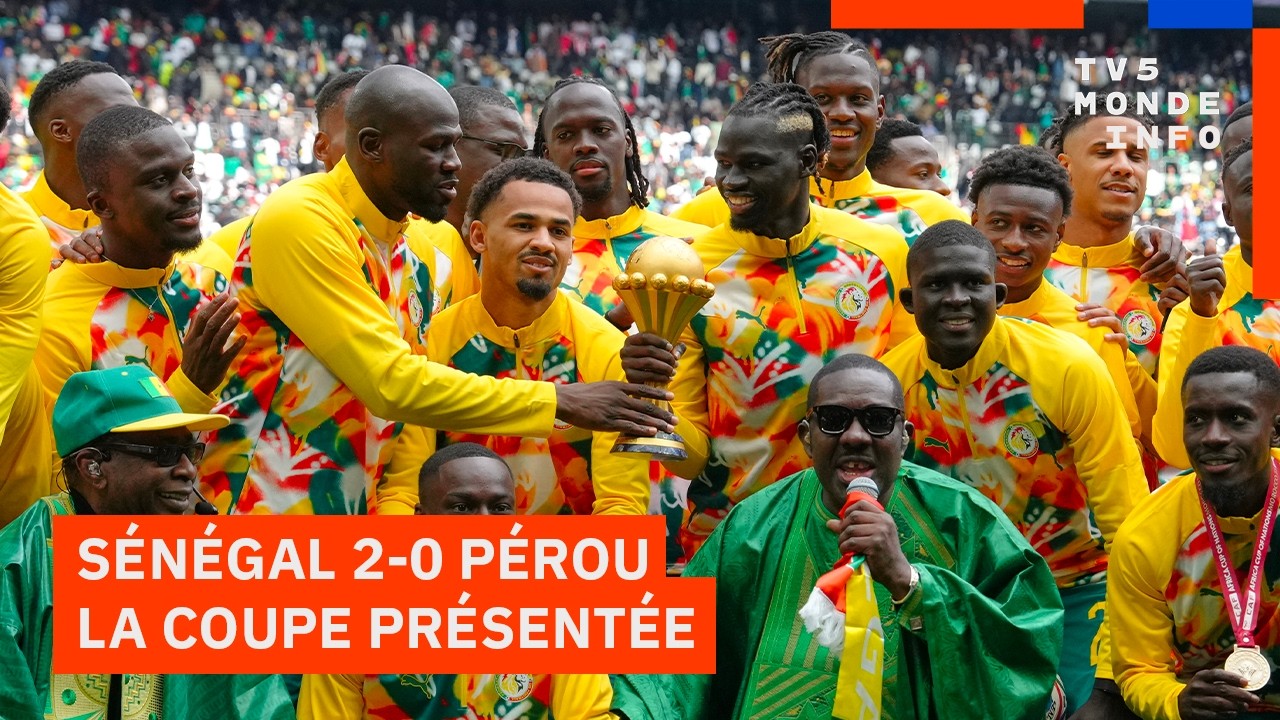 Football : Le S&eacute;n&eacute;gal pr&eacute;sente la Coupe lors de son match amical contre le P&eacute;rou