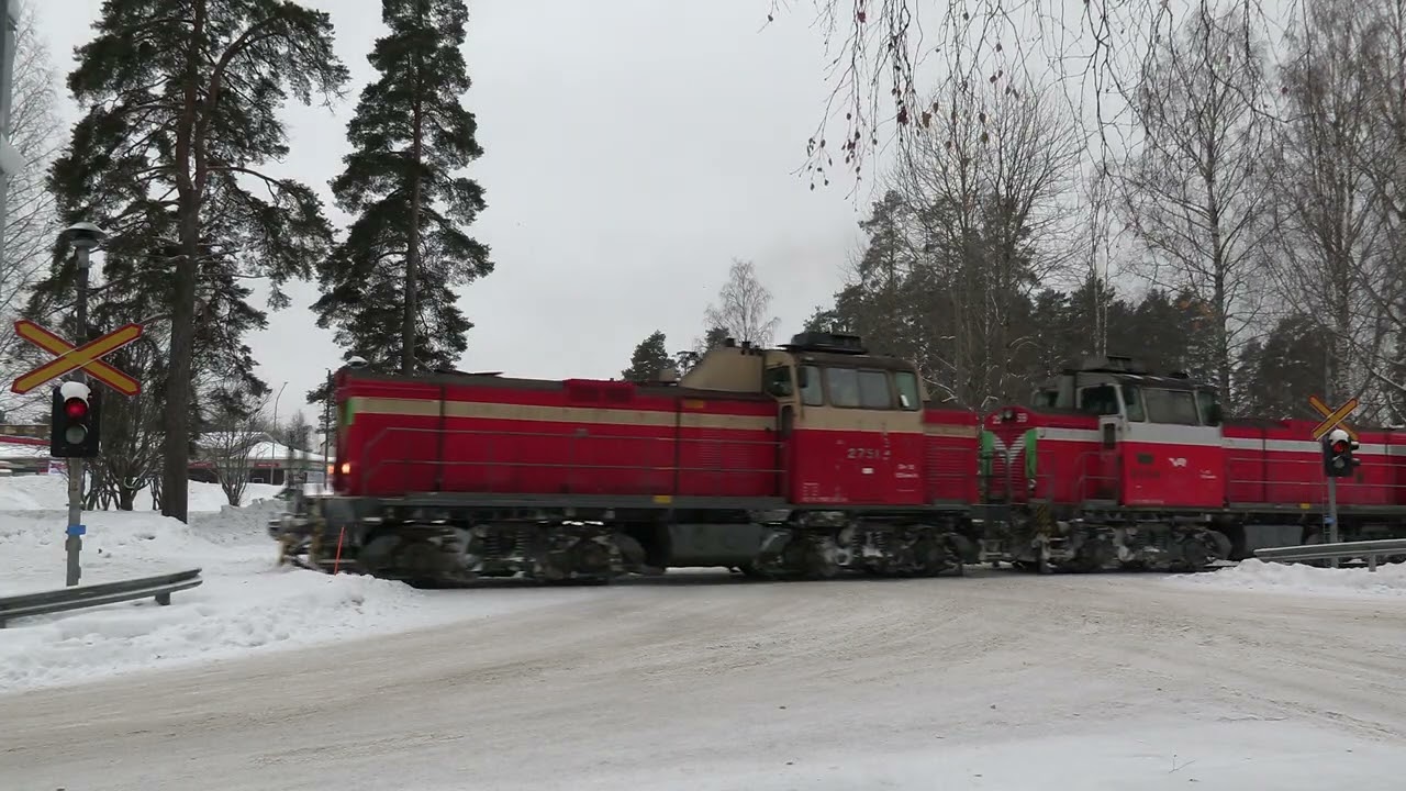 VR shunter passed SAIRAALA level crossing @Suonenjoki, Finland