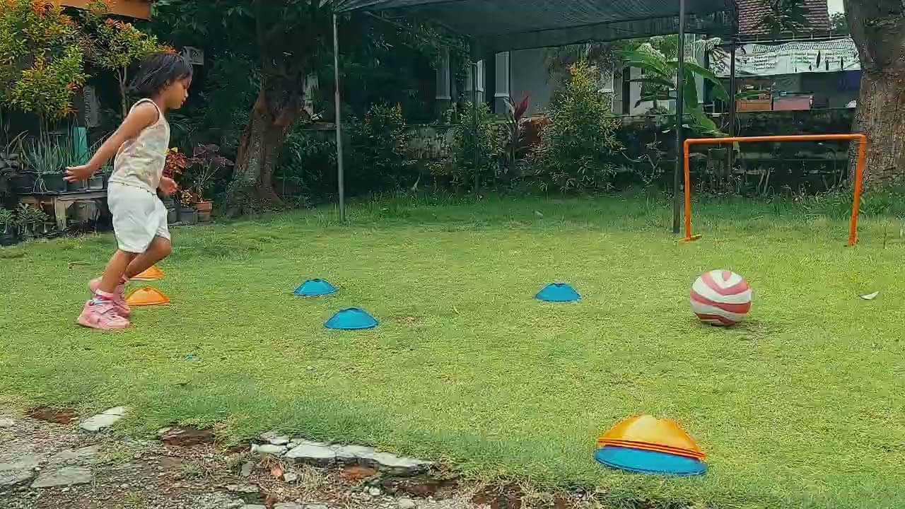 Latihan agility dan tendang bola @KHAWLAMAHREEN 