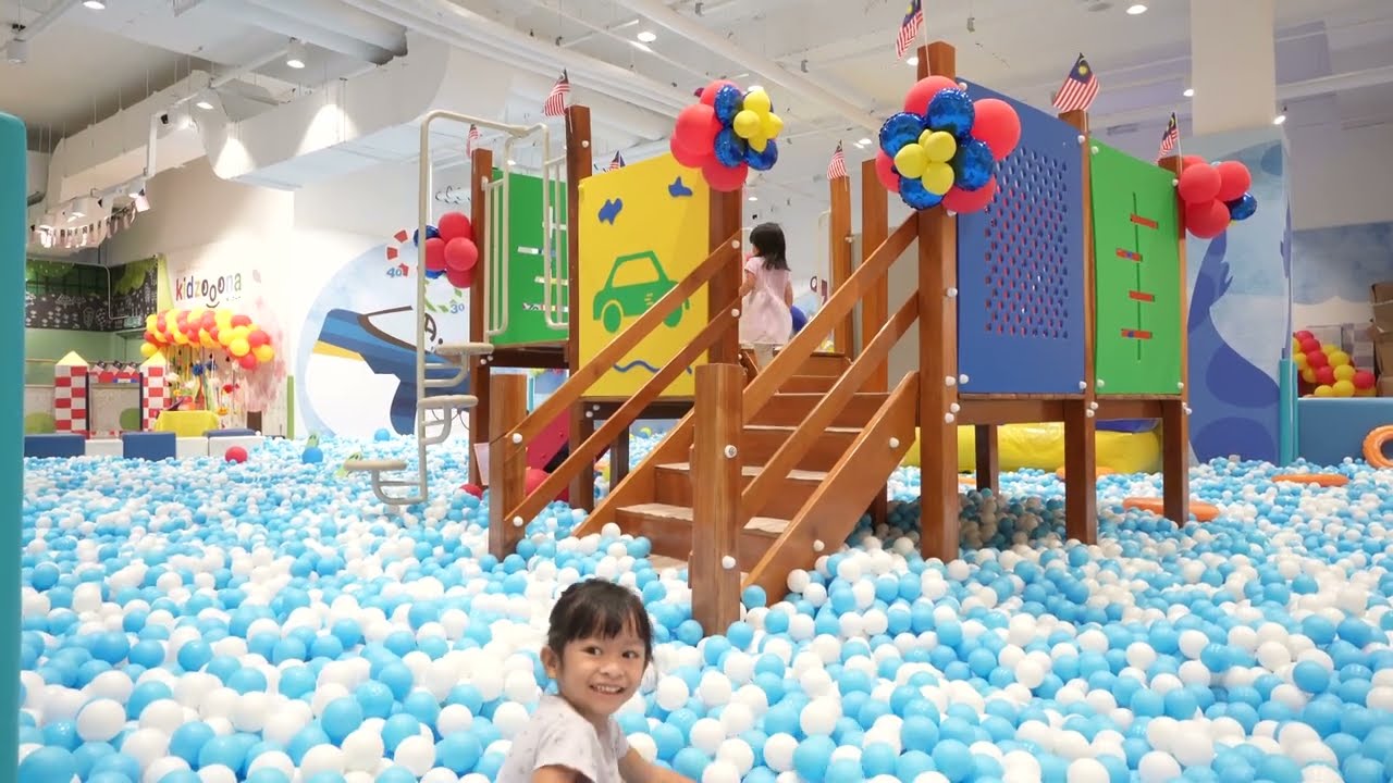 Iris & Zoe Playing Kidzoona(The spring) BINTULU