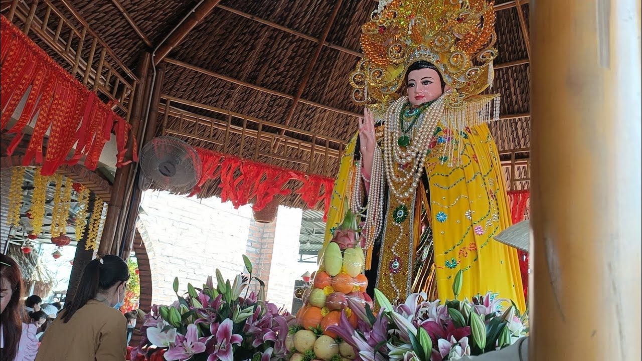 Trưa nay phật tử Sài Gòn dâng mão y mẹ diêu trì kim mẫu cùng rất đông bà con về Mẹ Mẫu Tiền Giang 