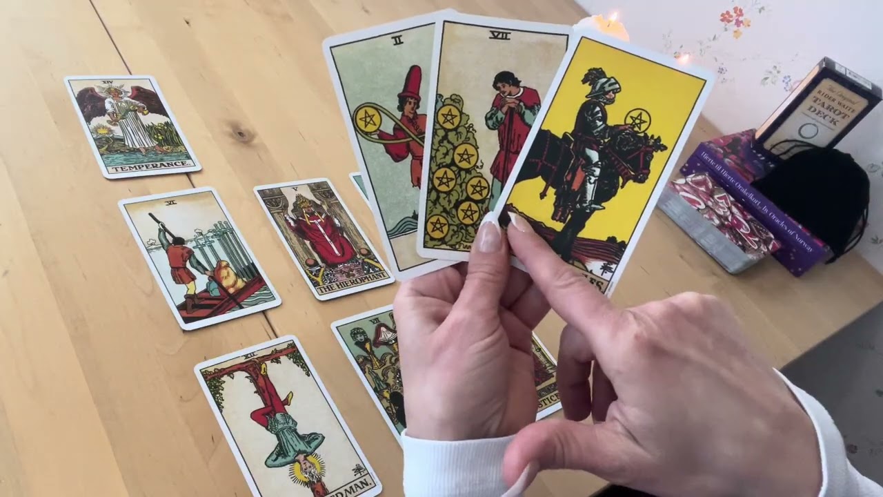 In English: Rune E with tarot reading 🦌