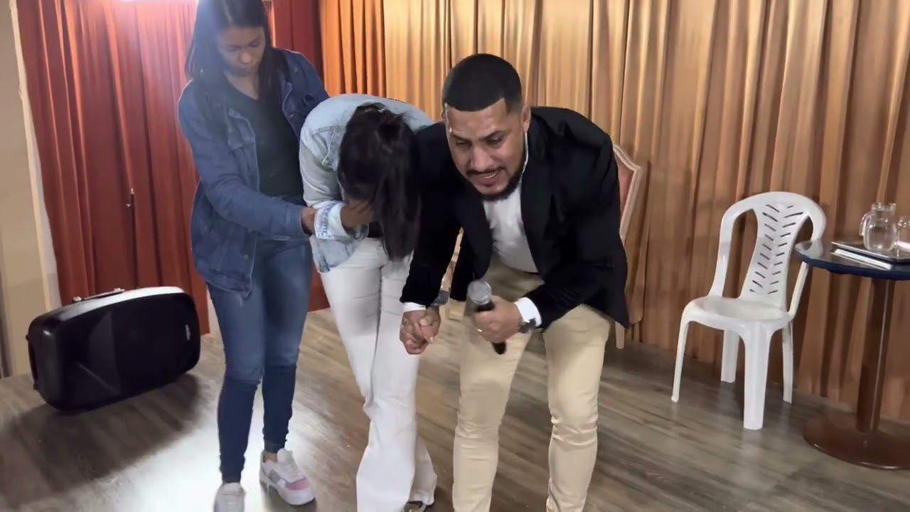 🚨 FALSO PROFETA? Veja o que a mulher disse no meio do culto 😳😳❌