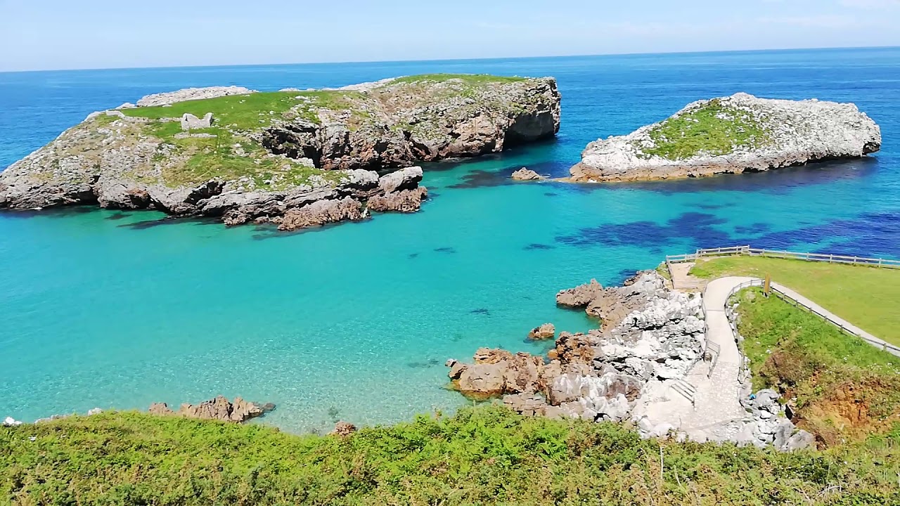 Llanes, playa de Antilles cue