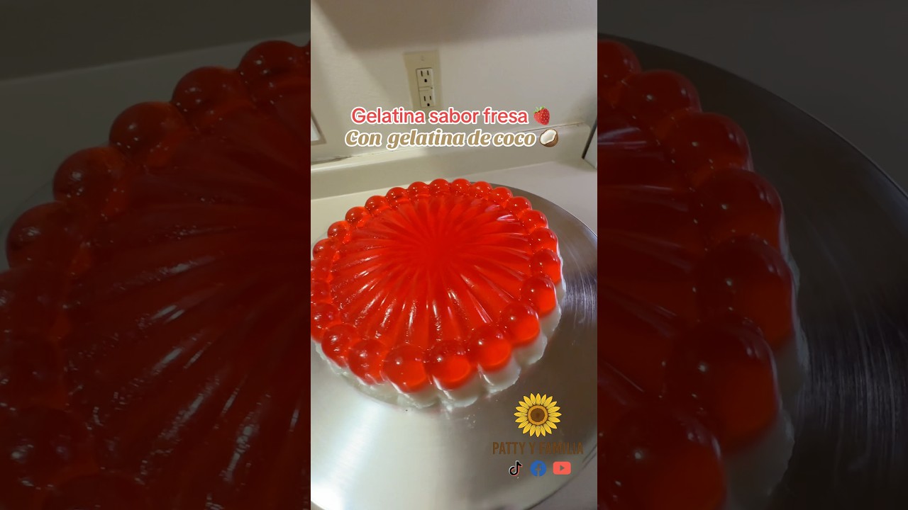 Un postre familiar:gelatina de fresa 🍓 y coco 🥥 