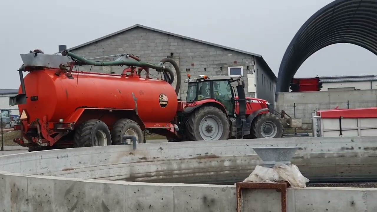Rozlewanie gnojowicy. Beczkow&oacute;z Kimadan 18 000 l. Akcja gnojowica