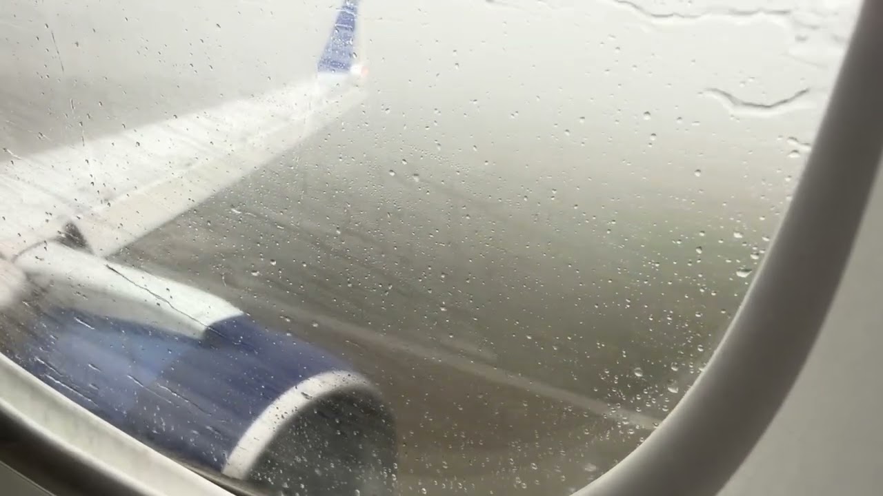 United Express E175 landing at Houston Bush Intercontinental with moderate rain 🌧️