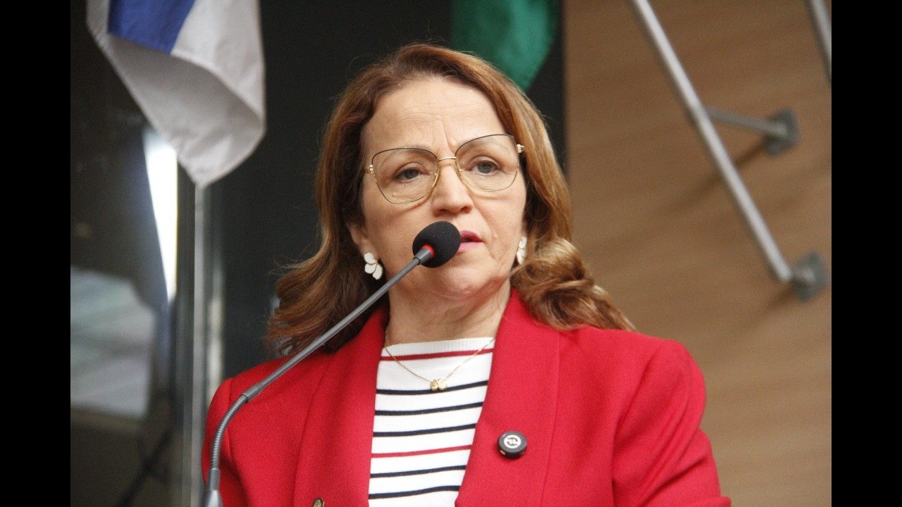 Ana Lúcia discute voto de aplausos aos 10 anos da Igreja da Família do Ibura