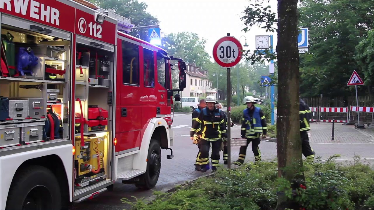 Baum blockierte Bahnstrecke