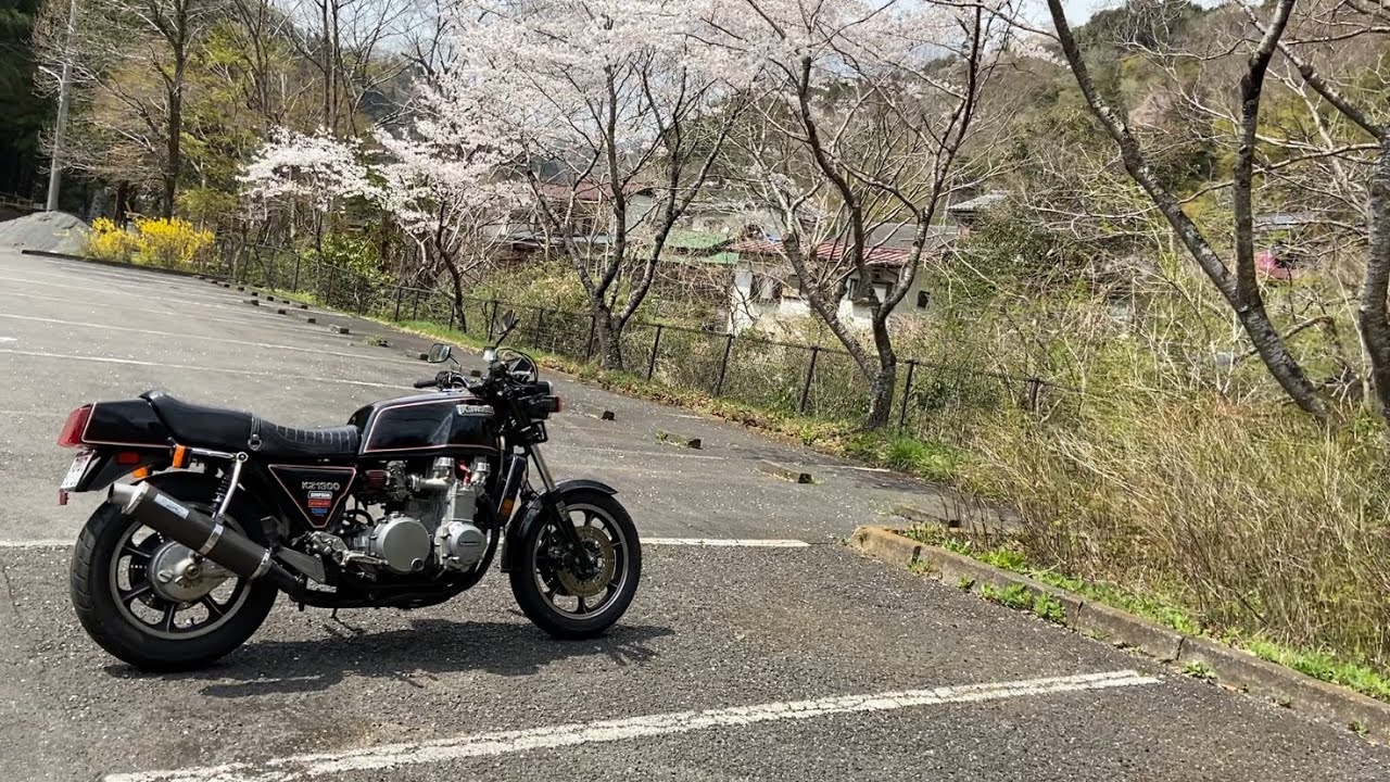 kawasaki z1300 inline6-cylinder FCR33  very smooth engine.