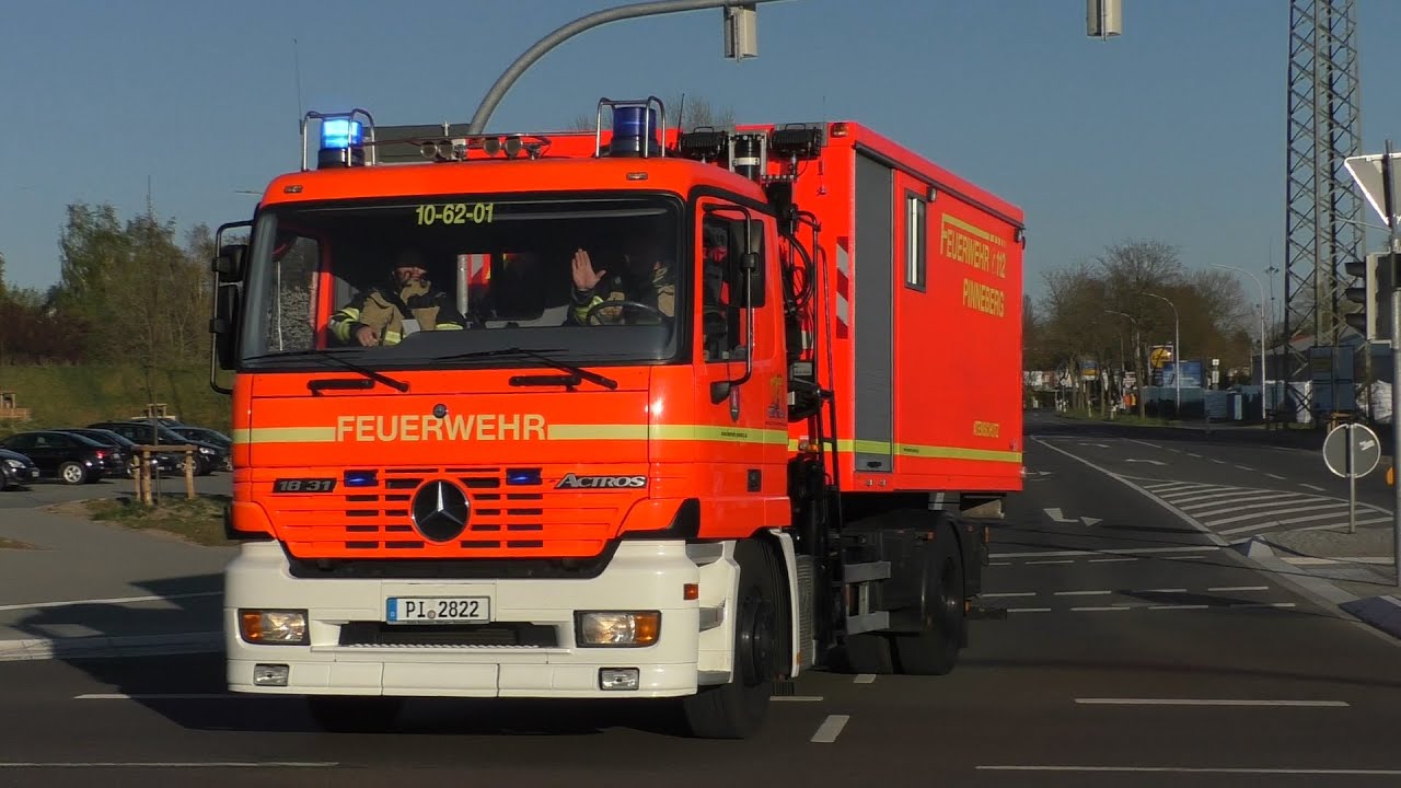 [FEU 4 R0 - Gebäude steht im Vollbrand] Einsatzfahrten Feuerwehr, Technische Einsatzleitung, Polizei