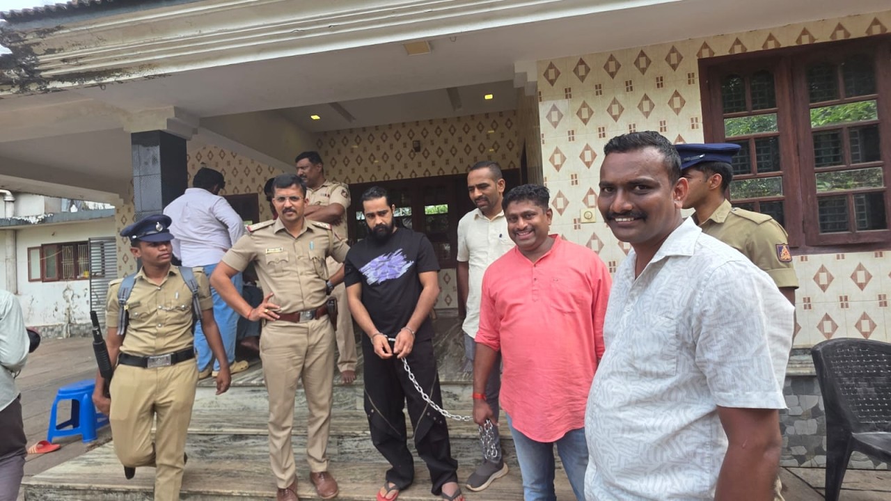 എം ഡി എം എയുമായി കുറ്റ്യാടി സ്വദേശി പിടിയിൽ; പടക്കം പൊട്ടിച്ചും പായസം വച്ചും നാട്ടുകാരുടെ ആഘോഷം