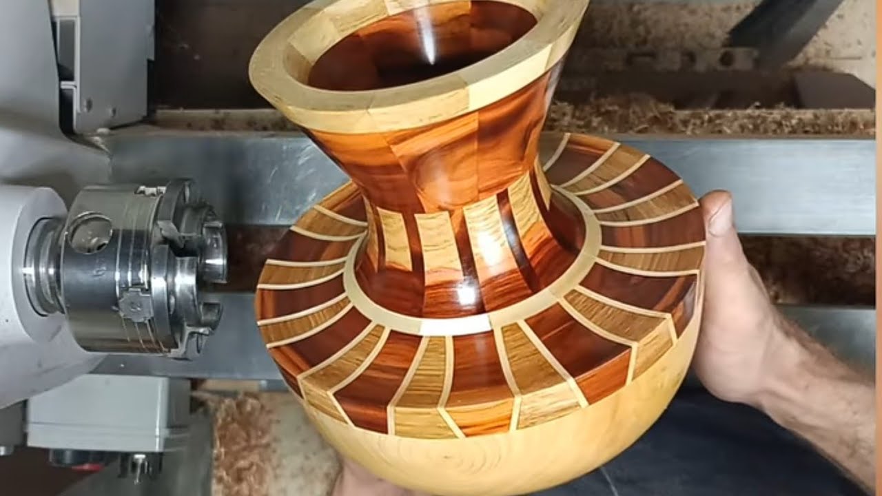 A vase with an eye on the bottom - Woodturning