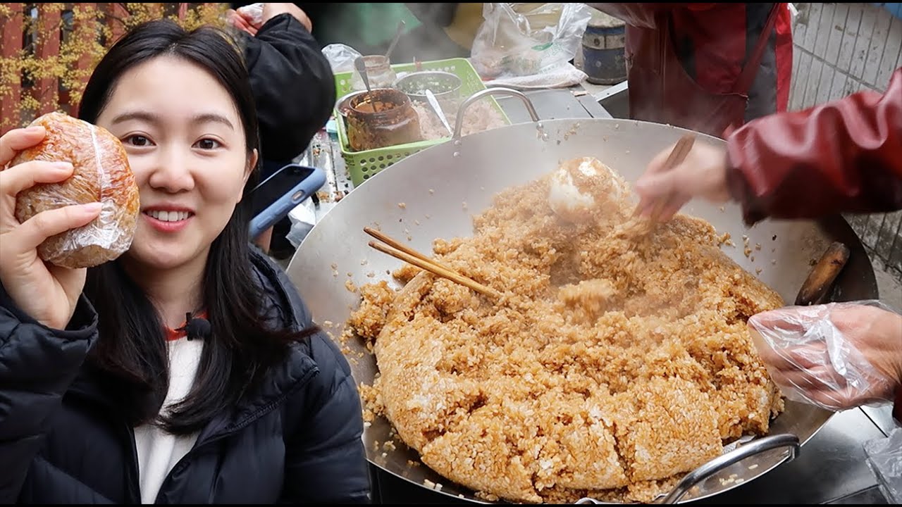 贵州神奇早餐摊，1锅糯米饭20多人排队！只备3锅，晚来就不让排队了