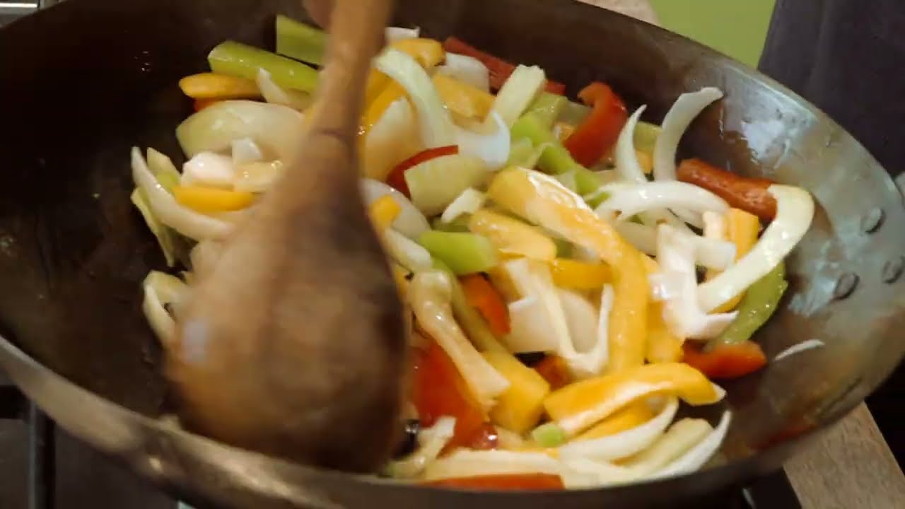 România în bucate: Vită la wok, în stil asiatic şi ghiveci de legume (@TVR Cluj)