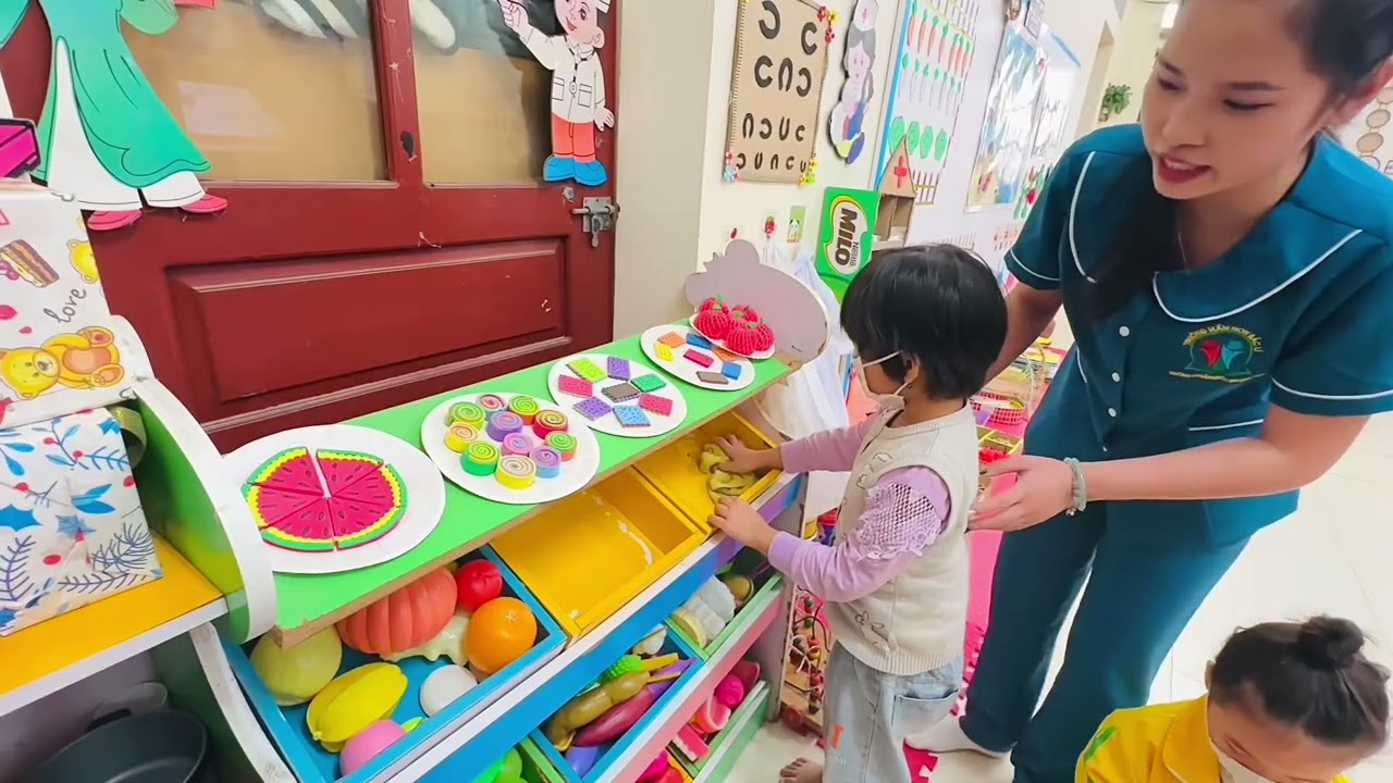 Hoạt động lao động vệ sinh đồ dùng, đồ chơi lớp 5a- Lý Viên