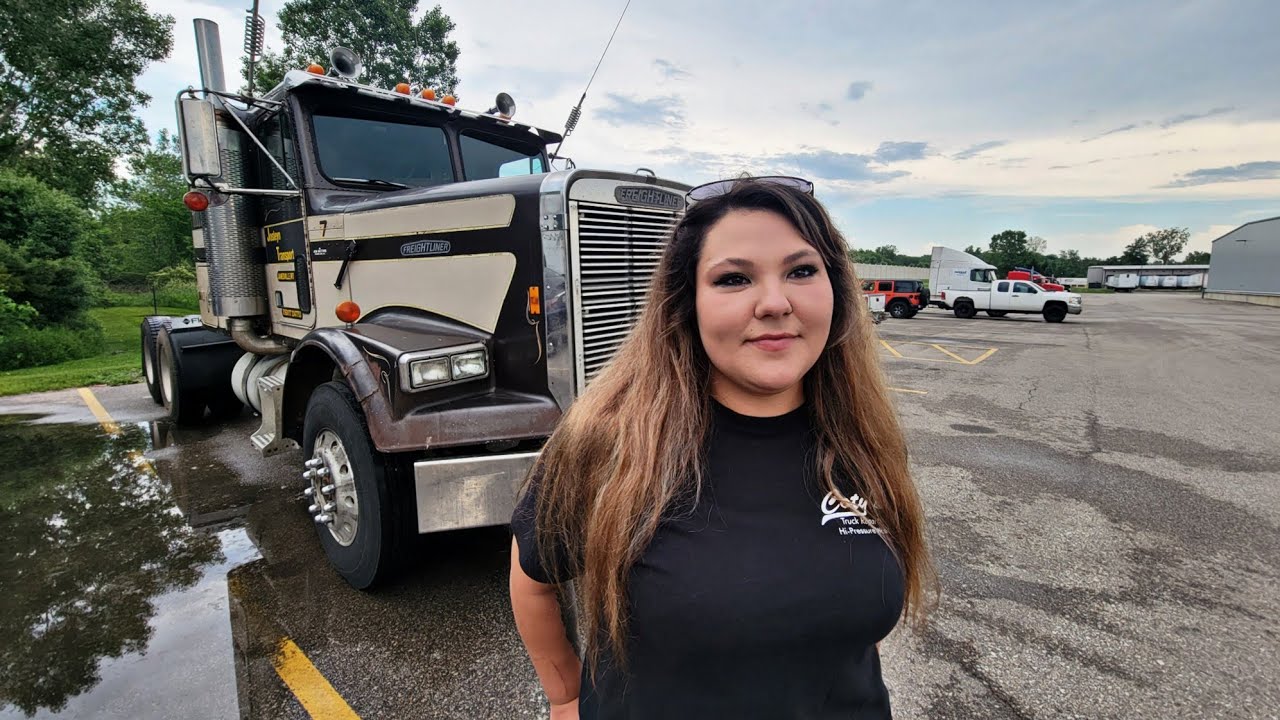 Прокатитесь со мной на моём Freightliner FLC 1988 года. Я начал заниматься тяжёлыми грузоперевозк...