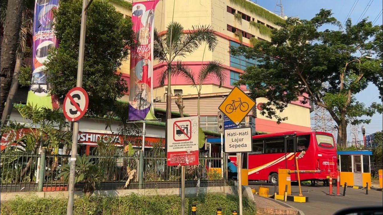 Jalan ke Pusat Grosir Cililitan (PGC) |Halte Walk Banyak Jajanan Enak & Murah !