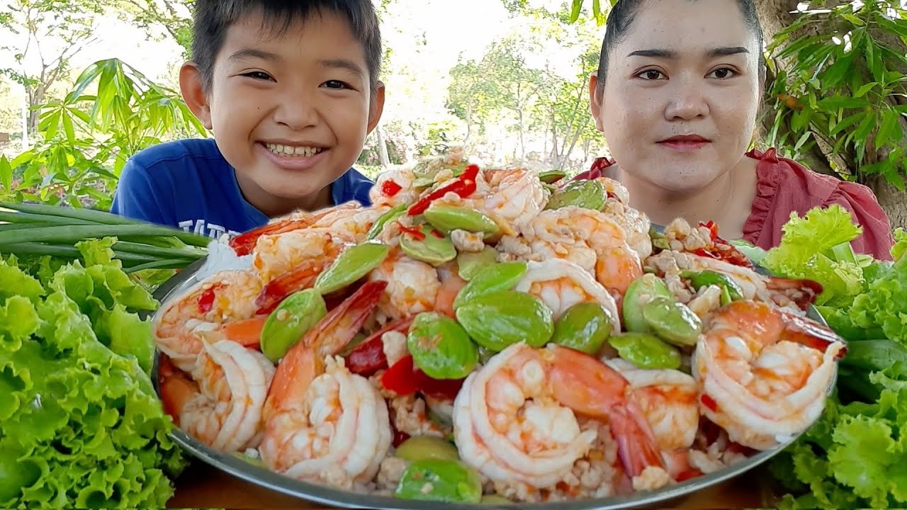 ผัดสะตอกุ้งสดถาดโตๆ ราดข้าวสวยร้อนๆอร่อยมากเลยค่ะ 30 มิถุนายน ค.ศ. 2021